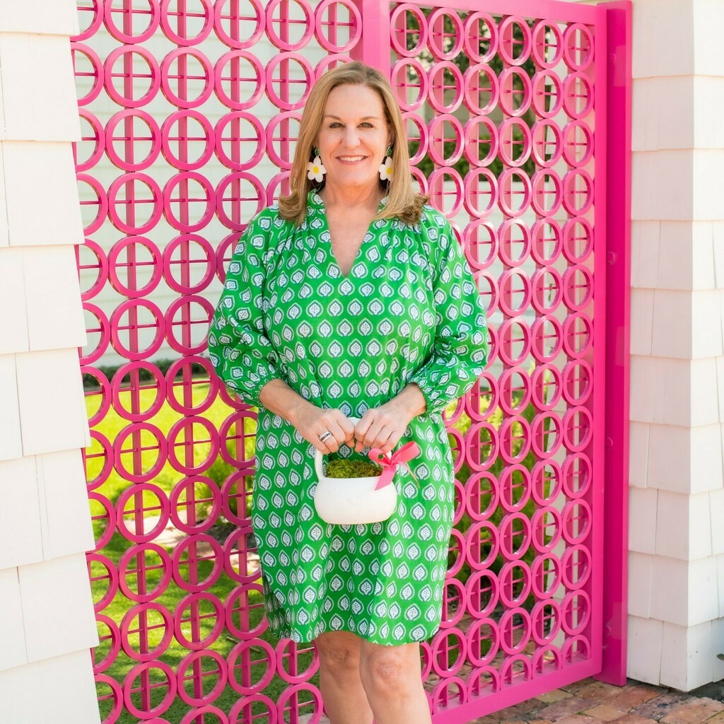 We're green with envy over Joanie's fun look- she could write the 'Perfect for Spring' handbook! Love @CarynLawn @thegrovewp⁠
⁠
⁠
#dresscotton #casualdresses #onlinedresses #fashionobsessed #dressinspo #shoppingaddict #casualootd #easyoutfits #lookbo… instagr.am/p/Ca7FKWouAxv/