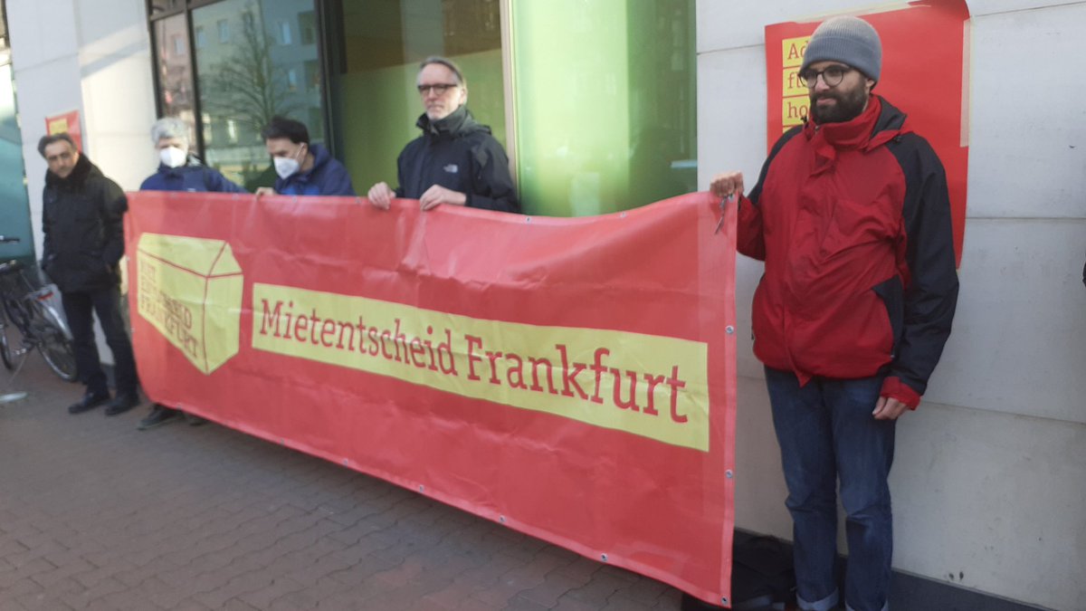 PassadakisAJ's tweet photo. Meine Frage: Hatte das Gericht die demokratiepolitische Dimension des Urteils gegen den #Mietentscheid #Frankfurt auf dem Schirm? Heute wollten wir gegen die Stadt recht bekommen, dass die Forderungen für bezahlbaren Wohnraum zulässig sind: Es kam leider anders #Mietenwahnsinn 🧵 https://t.co/aPHu3N9BtF