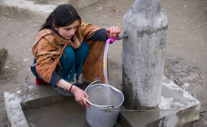 ExposeAntiIndia's tweet photo. Women observed a sit-in in #Gilgit city in #poGB against lack of clean drinking water. Quaid e Azam road blocked for 4 hours.
#ShameOnPakistan For not being able to provide the basic necessities of life to the people of OCCUPIED #GilgitBaltistan

#GilgitBaltistanAgainstPak
#Water https://t.co/NPfX7a9B3V