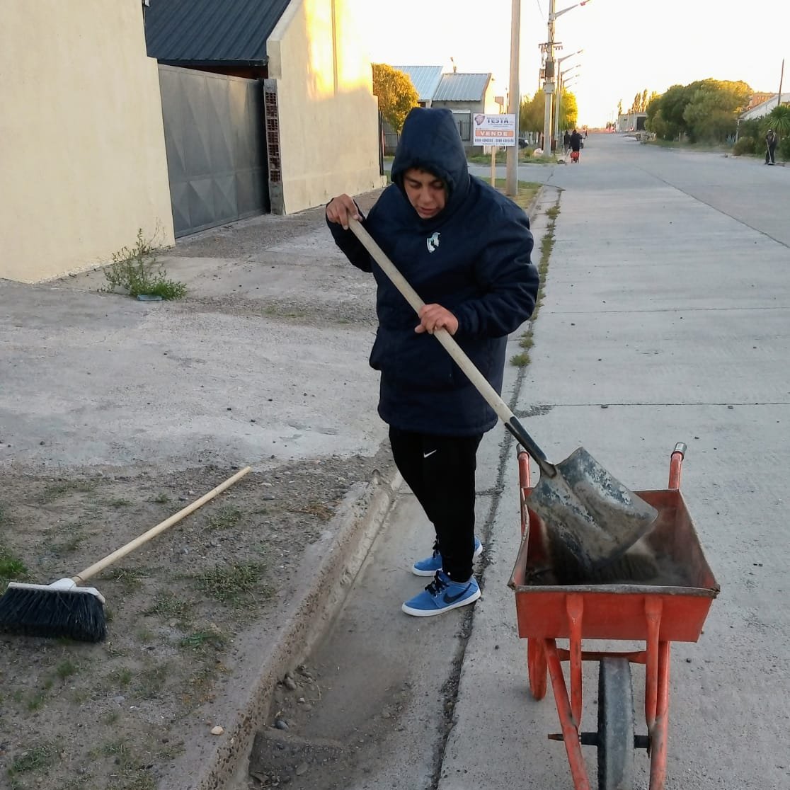 TWMunicipalidad's tweet photo. 🧹Diariamente personal municipal realiza tareas de barrido y limpieza en diferentes sectores de la ciudad. 

▶️Algunos de los barrios donde trabajamos esta semana fueron:
✅Villa Italia
✅Codepro
✅Centro
✅Los Sauces
✅Centro

#TenésServicios
#TenésTrelew https://t.co/oI9tSDqoWw