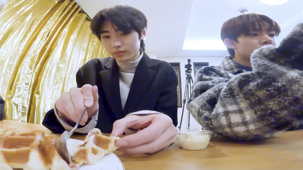 heehoonfeed's tweet photo. heehoon the official mealtime seat mate i said what i said..... https://t.co/cq7SrVOyYx