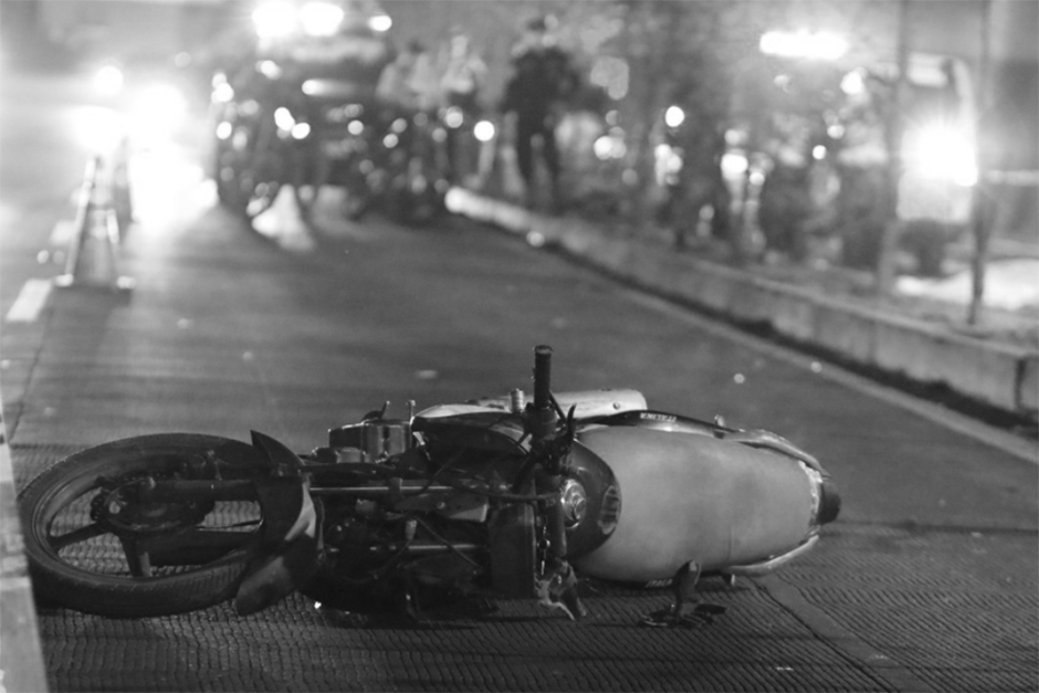 soy_502's tweet photo. ⚫️  FATAL ACCIDENTE⎮ Motorista vuela por el aire y muere tras caer en carril contrario en Interamericana

Los carros que circulaban en la otra vía no se percataron. Esto pasó:

https://t.co/6exlRBXvZf https://t.co/f9Mqmz41BJ