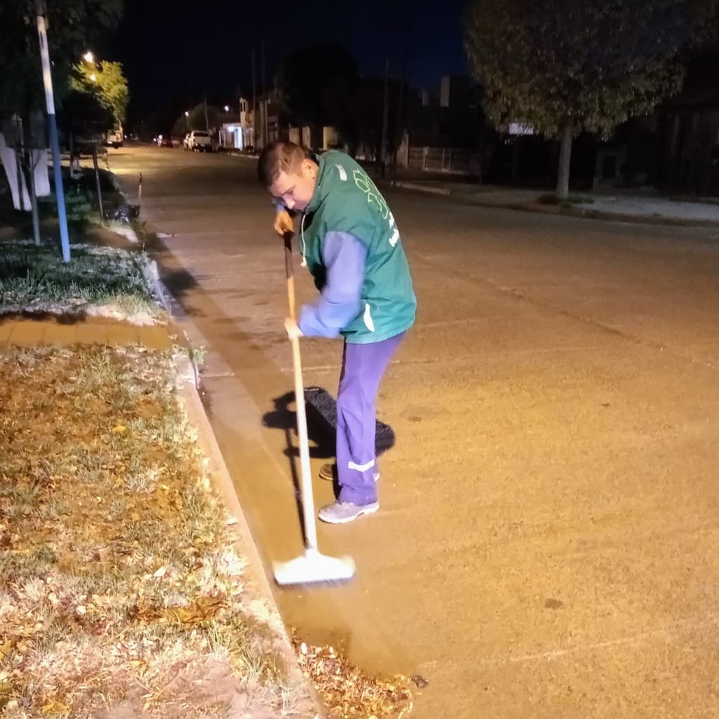 TWMunicipalidad's tweet photo. 🧹Diariamente personal municipal realiza tareas de barrido y limpieza en diferentes sectores de la ciudad. 

▶️Algunos de los barrios donde trabajamos esta semana fueron:
✅Villa Italia
✅Codepro
✅Centro
✅Los Sauces
✅Centro

#TenésServicios
#TenésTrelew https://t.co/oI9tSDqoWw