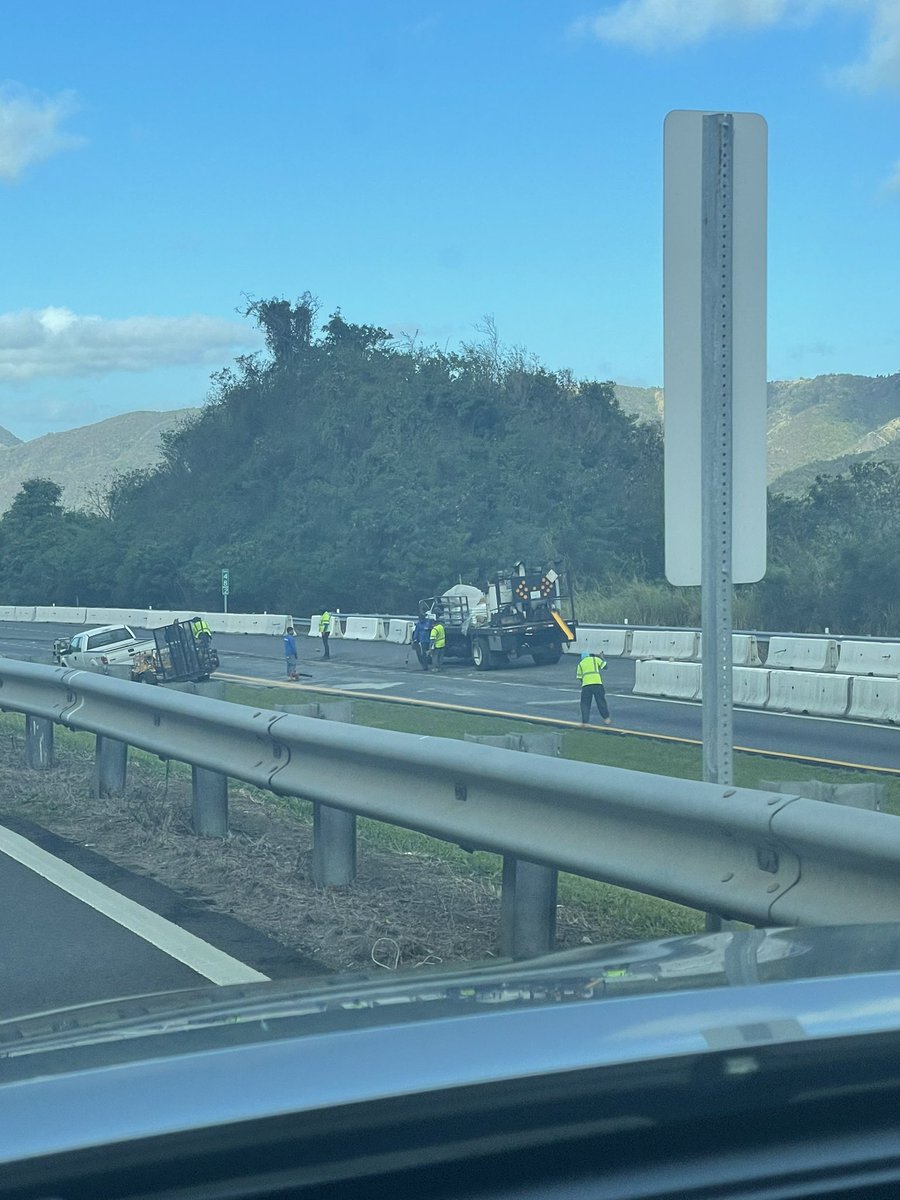lunaf039's tweet photo. @aixavaz un tramo  del expreso 52 de Cayey hacia Salinas está cerrado por trabajo. FYI https://t.co/xNCFTxjhEN