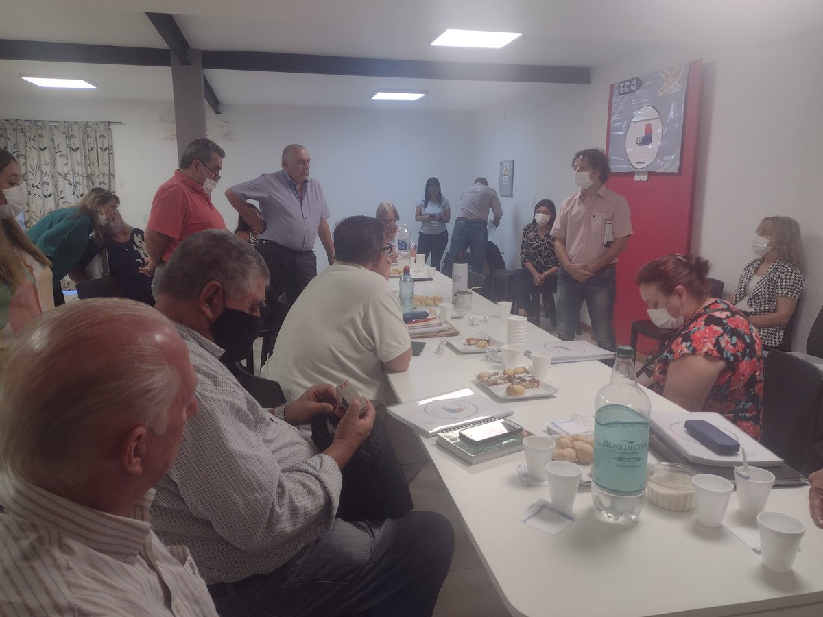 Seguimos! Con Subsecretaria de Educación <a href="/linares_cielo/">Cielo Linares</a>, con Directora Educación Primaria <a href="/DoritaGallardo/">Dorita Gallardo</a>, con Coordinador Educación Domiciliaria <a href="/Andrsjulinrehe/">ANDRÉS J.A.REHE</a> establecimos acciones conjuntas #Secundaria <a href="/BarbaroLorena/">Analia Lorena Barbaro</a> <a href="/CGEMisiones/">CGE Misiones</a> <a href="/ArtuiLucila/">lucila mabel artui</a> <a href="/Norbertodiaz80/">Norberto Diaz</a> <a href="/FlaviaPao/">Flavia Rodriguez</a> DiSeM