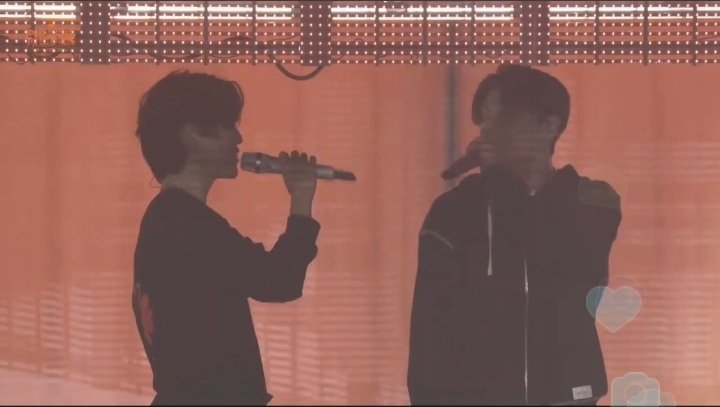 ParkJuJeon's tweet photo. LAS JIKUKAS QUE VIERON COMO SE MIRARON Y ARMONIZARON 😭 SOY LLANTO #jikook https://t.co/sHYd82Z3DI