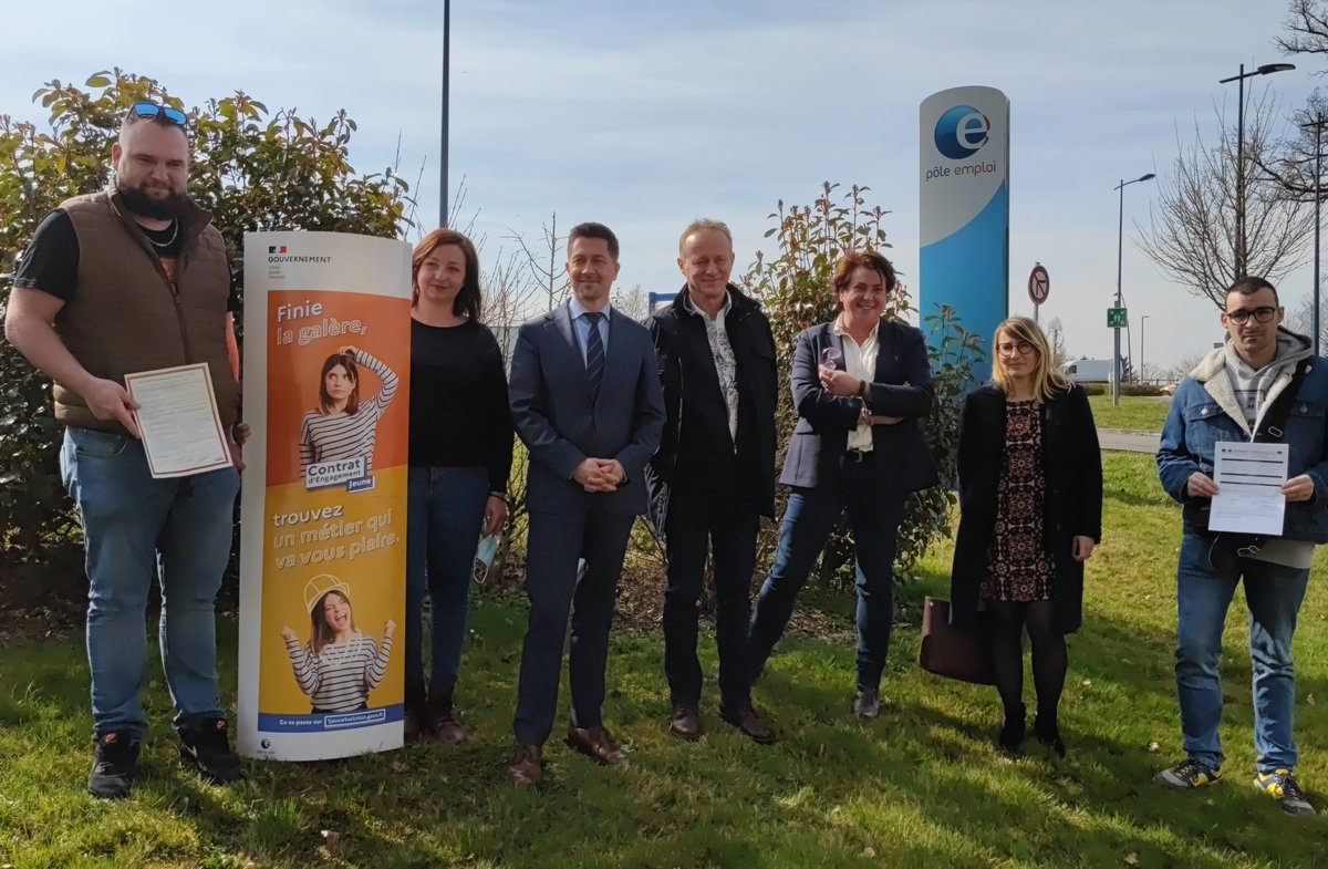 C_Maccorin's tweet photo. [#1jeune1solution] Présentation du Contrat d'Engagement Jeune (#CEJ) et premières signatures de Benjamin et Nicolas en présence de M. David Roche sous-@Prefet71 de Charolles, d'@isabphil et de la #missionlocale du #charolais au @pole_emploi de #Digoin https://t.co/f1Z0xVsaJF