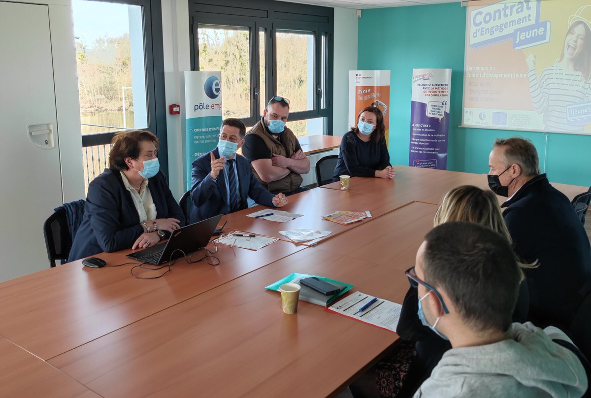 C_Maccorin's tweet photo. [#1jeune1solution] Présentation du Contrat d'Engagement Jeune (#CEJ) et premières signatures de Benjamin et Nicolas en présence de M. David Roche sous-@Prefet71 de Charolles, d'@isabphil et de la #missionlocale du #charolais au @pole_emploi de #Digoin https://t.co/f1Z0xVsaJF