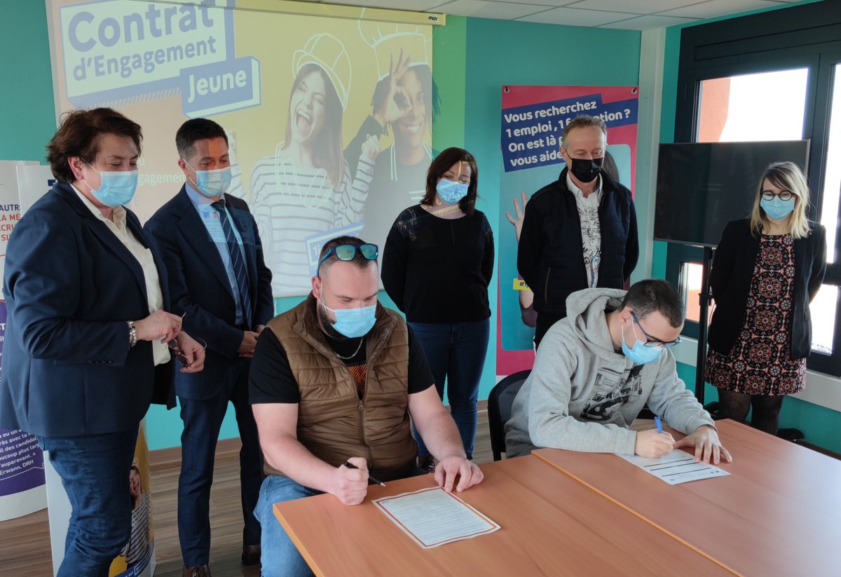 C_Maccorin's tweet photo. [#1jeune1solution] Présentation du Contrat d'Engagement Jeune (#CEJ) et premières signatures de Benjamin et Nicolas en présence de M. David Roche sous-@Prefet71 de Charolles, d'@isabphil et de la #missionlocale du #charolais au @pole_emploi de #Digoin https://t.co/f1Z0xVsaJF