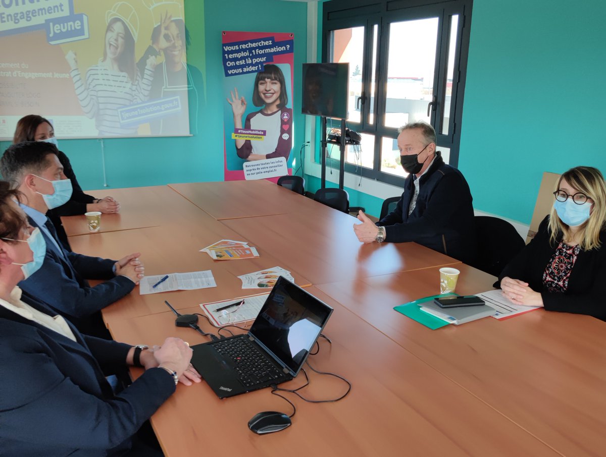 C_Maccorin's tweet photo. [#1jeune1solution] Présentation du Contrat d'Engagement Jeune (#CEJ) et premières signatures de Benjamin et Nicolas en présence de M. David Roche sous-@Prefet71 de Charolles, d'@isabphil et de la #missionlocale du #charolais au @pole_emploi de #Digoin https://t.co/f1Z0xVsaJF