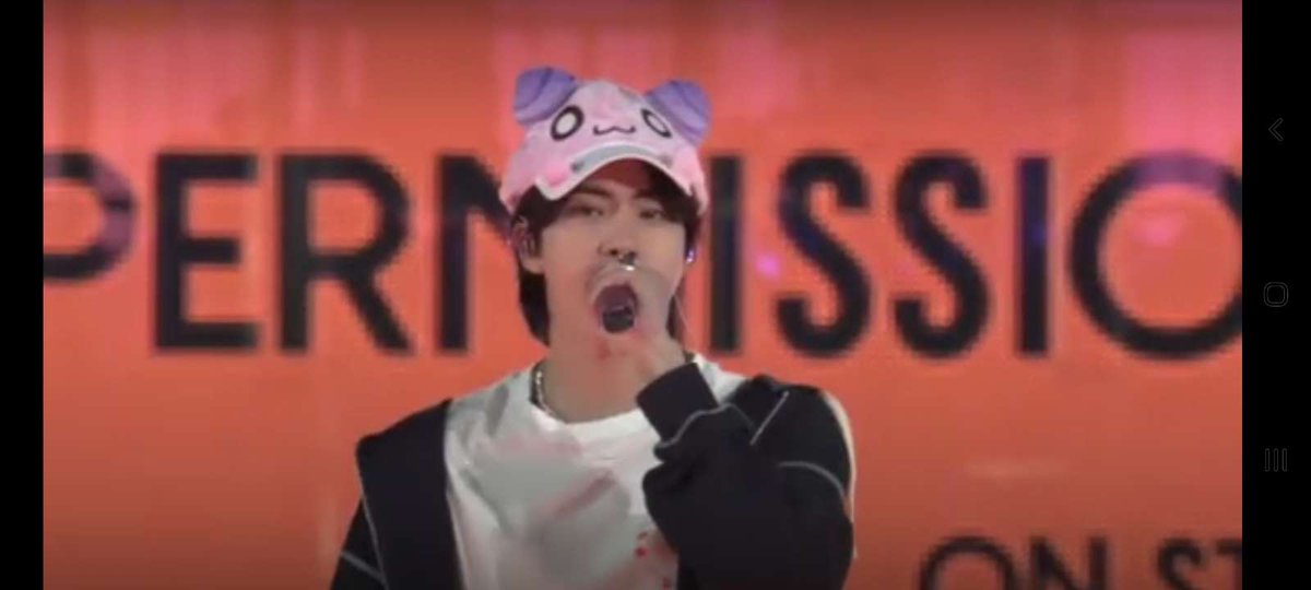 Sumaiyatameem's tweet photo. Today jin's hat is same as #jiggly puff🤩🤩🤩🤩 n gonna see what he will wear tomorrow @BTS_twt https://t.co/a7LdzzGxOC