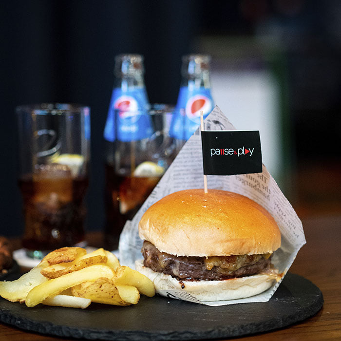 CCLaVeronica's tweet image. ¿Con quién disfrutarías de una hamburguesa como esta en @pauseandplayes ? 🍔

#CCLaVerónica #Antequera #PausePlay