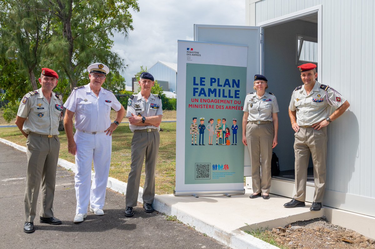 2eRpima's tweet photo. Le @2eRpima a eu l’honneur d’accueillir le général Gueguen, commandant le centre interarmées de coordination du soutien (CICoS). Lors de cette visite, les paras ont pu présenter les capacités du 2  et échanger sur la formation et le soutien au sein du régiment. #FAZSOI #CICoS https://t.co/F2rY31gX8y