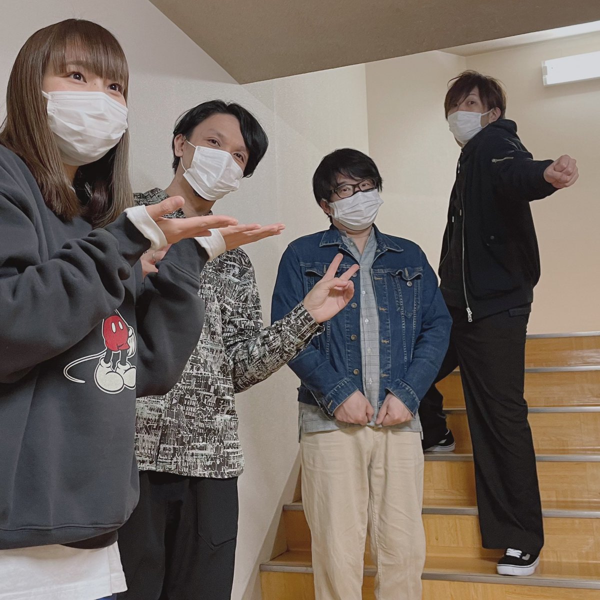 CHISA_and_staff's tweet photo. 今日はリハーサルでした🌈
3/20 の配信ライブは
こちらのメンバーでお届けします🌼
曲ごとに編成をかえて!
そして新しいアレンジでお届けするので
お楽しみに🎉🎉🎉
聴かなきゃ損損☺️
〈バンドメンバー〉
Vo CHISA
Gt 生本直毅
Gt 三井律郎
Dr 宮川剛
#CHISA #SlowlySurely https://t.co/71AwLJBjeR