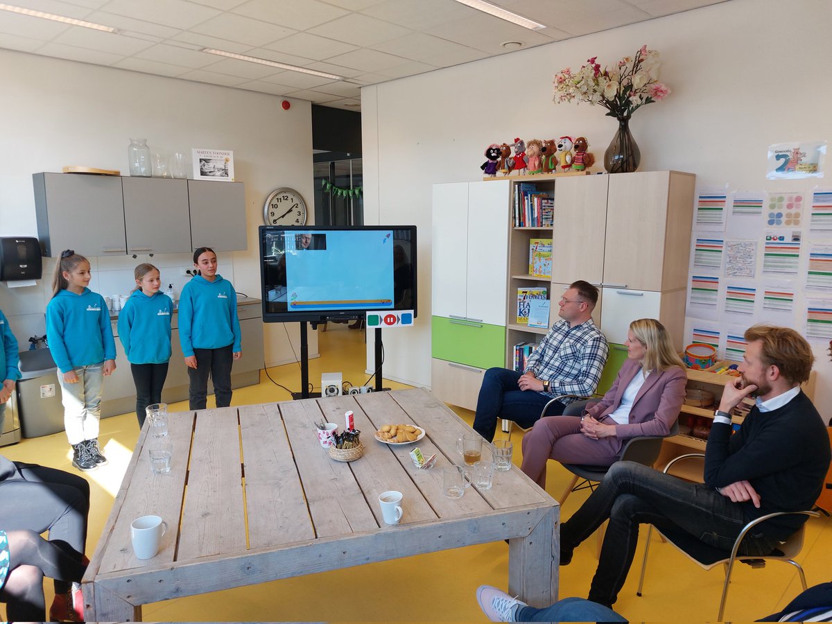 AsgOlivier's tweet photo. Hoog bezoek op de @DeZeeraket in Almere Poort. Minister van onderwijs @DennisWiersma is op visite. Leerlingen leggen uit wat de   Leader in me betekent. #almere #onderwijs @ASGalmere https://t.co/6paJdHAPsI
