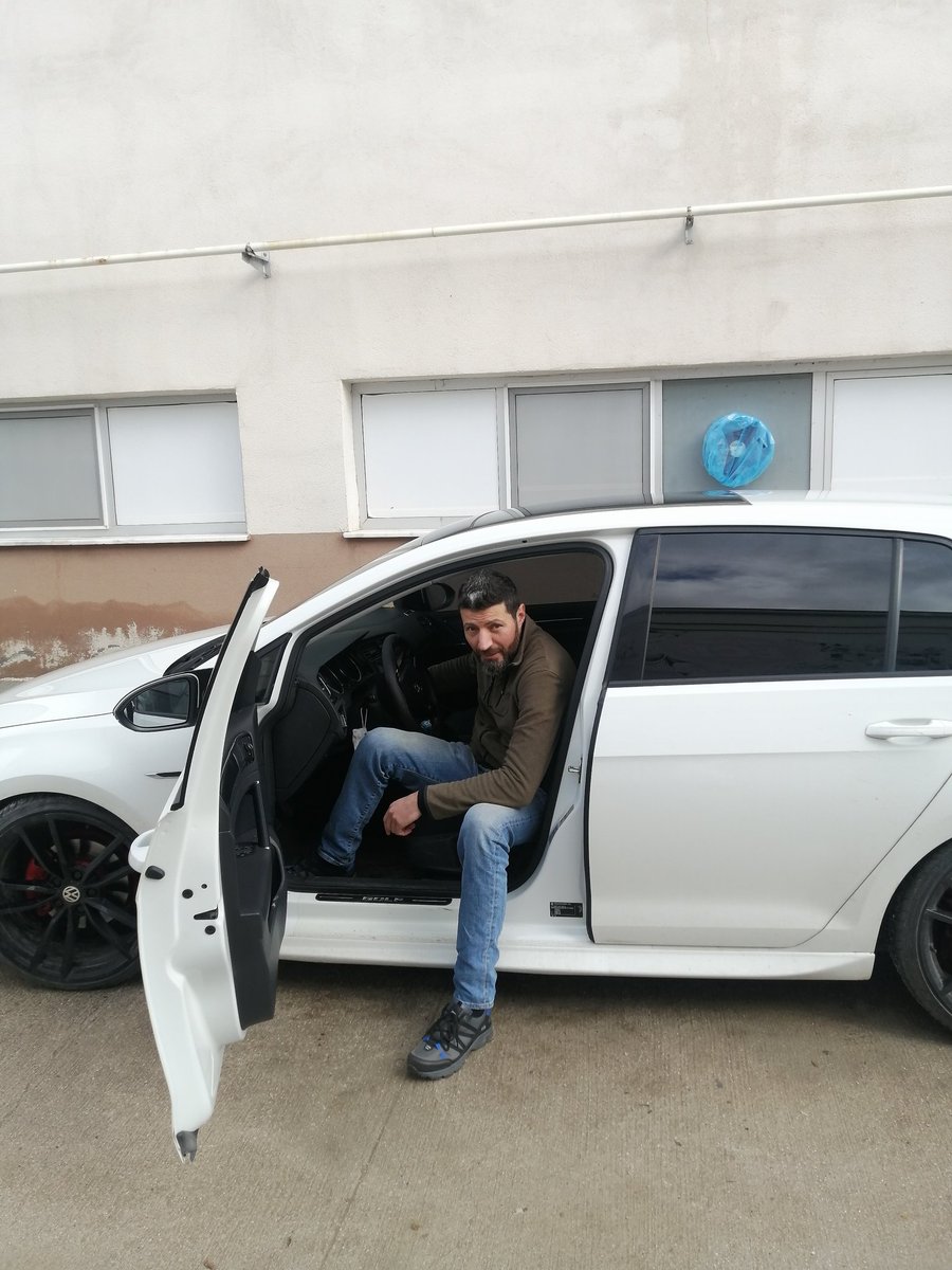 Yorgunsun..
Ama dizlerinde uyuyacağın kimsen yok..