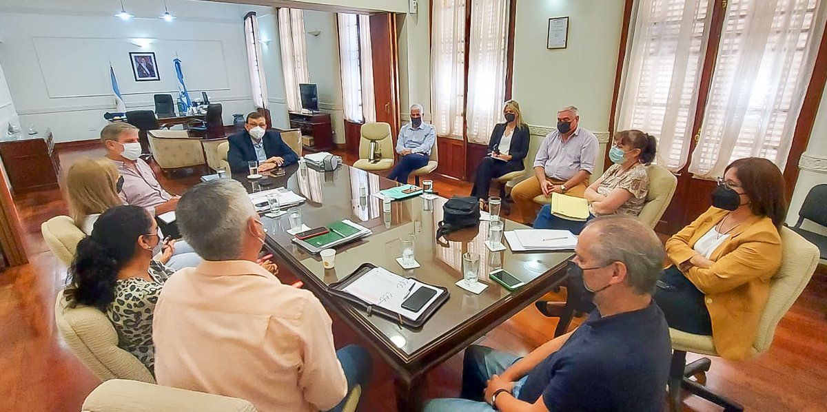 invico's tweet photo. ¡El trabajo en equipo es clave! 🤜🤛
Llevamos a cabo una reunión de gabinete junto a las autoridades de #INVICO, para intercambiar ideas, propuestas y coordinar acciones que permitan seguir dinamizando nuestra Institución, al servicio de todas las familias correntinas. 💚 https://t.co/LqDvnJGguS