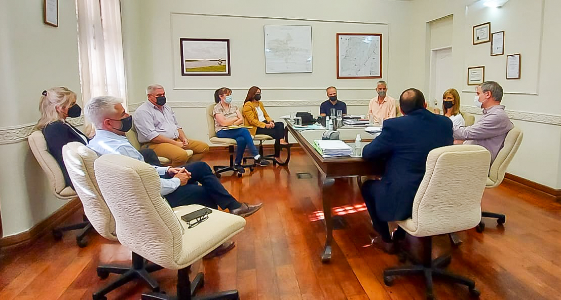 invico's tweet photo. ¡El trabajo en equipo es clave! 🤜🤛
Llevamos a cabo una reunión de gabinete junto a las autoridades de #INVICO, para intercambiar ideas, propuestas y coordinar acciones que permitan seguir dinamizando nuestra Institución, al servicio de todas las familias correntinas. 💚 https://t.co/LqDvnJGguS