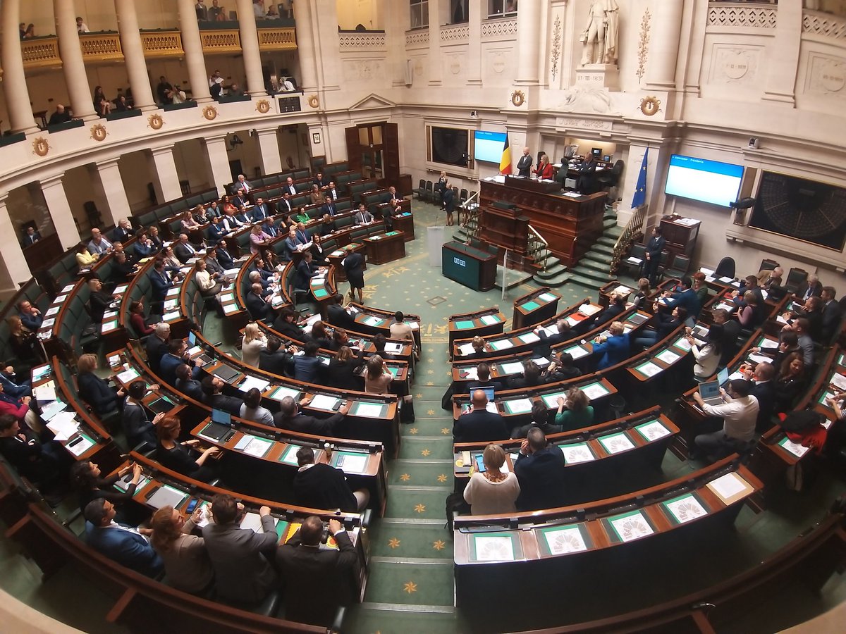 RomualdLM's tweet photo. Séance exceptionnelle à 13h ce jeudi. Pour rendre hommage à la population ukrainienne. 2 représentants de l'ambassade d'#Ukraine️, présents en tribune, ont été longuement applaudis. Et une minute de silence observée. Au sein d'1 hémicycle de nouveau complet.#LN24 #war #codejaune https://t.co/oJN1UmNBeq