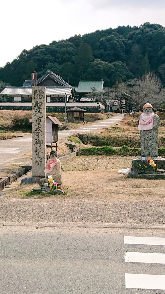 asukavill's tweet photo. 特集／3/13飛鳥ハーフマラソン🏃 世界遺産構成資産候補を走る  その２
５枚目：川原寺(左手、寺手前に塔や回廊基礎が‥)
６枚目：橘寺(右手、聖徳太子生誕の地)
７枚目：飛鳥寺(右手、飛鳥大仏が座す飛鳥寺の手前に 入鹿の首塚)
８枚目：水落遺跡(右手、日本最初の水時計の跡)
ここで6.3㎞❗未々続く‼️ https://t.co/rjMBFLf23W
