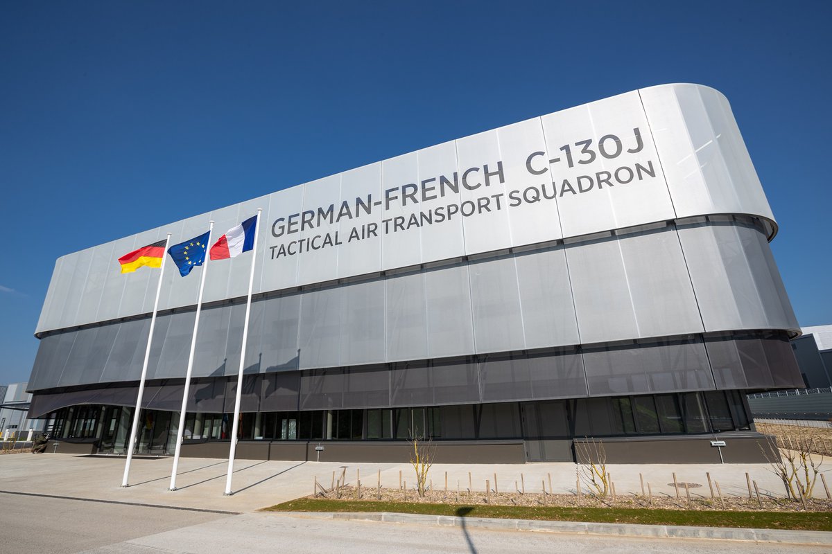 EATC_'s tweet image. On #9March Commander #EATC attended in #Evreux the inauguration ceremony of the French-German Binational Air Transport Squadron (#BATS) #C130J 🇫🇷🇩🇪✈️,under the auspices of the French and German Minister of Defence.

Read more about the #BATS unit here ➡️➡️bit.ly/3sZRLbY