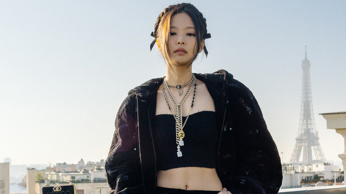 VogueRunway's tweet photo. Go behind the scenes of @ygofficialblink’s Jennie glamorous trip to @Chanel's show. https://t.co/S7ZAB4WqXq https://t.co/SiKJe5FR0b