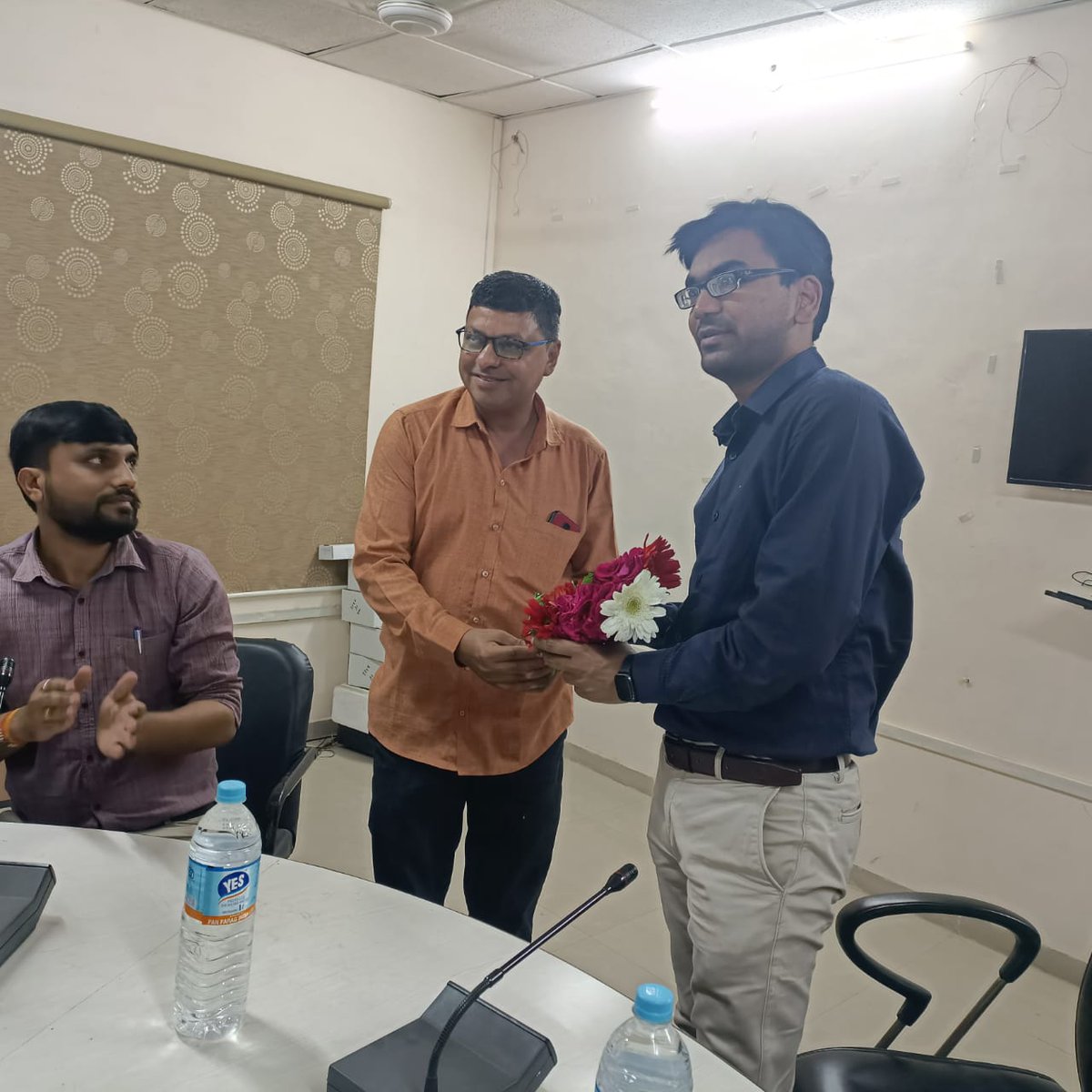 છોટાઉદેપુર જિલ્લાના બોડેલી તાલુકામાં વર્ષ 2021માં શ્રેષ્ઠ કામગીરી કરેલ સરકાર માન્ય વ્યાજબી ભાવની દુકાનના સંચાલકશ્રીઓને પ્રશસ્તિપત્ર આપી સન્માનીત કરવામાં આવ્યા.
<a href="/collectorcu/">Collector Chhotaudepur</a> <a href="/CMOGuj/">CMO Gujarat</a>