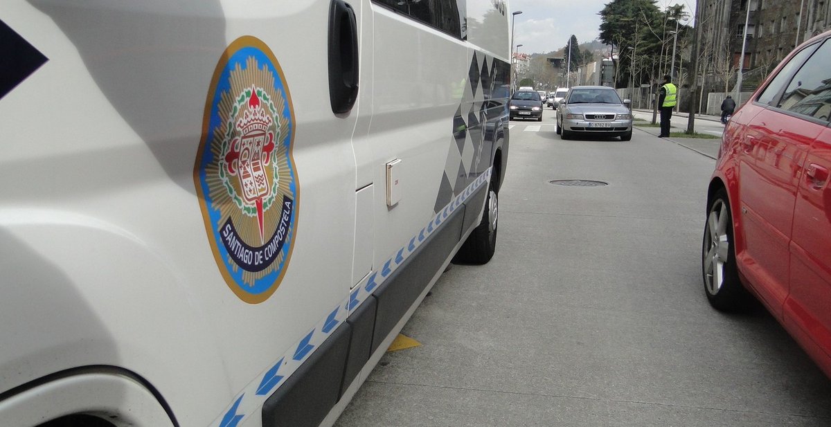 PazodeRaxoi's tweet photo. 🚓A Policía Local de Santiago identifica un conductor que subira unha imaxe súa ás redes sociais circulando a máis de 160 km/h⛔️

Máis información➡️ https://t.co/t3knoslpnl https://t.co/5CwNVKpt32