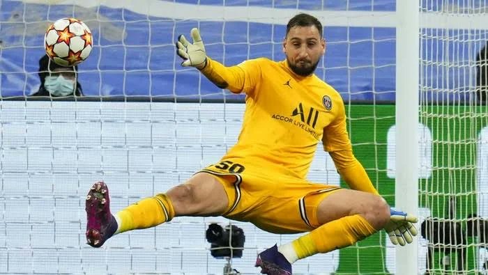 The Best Goalkeeper <a href="/acmilan/">AC Milan</a> <a href="/MilanistiOrId/">Milanisti Indonesia</a> <a href="/PSG_inside/">Paris Saint-Germain</a> 🤣🤣🤣