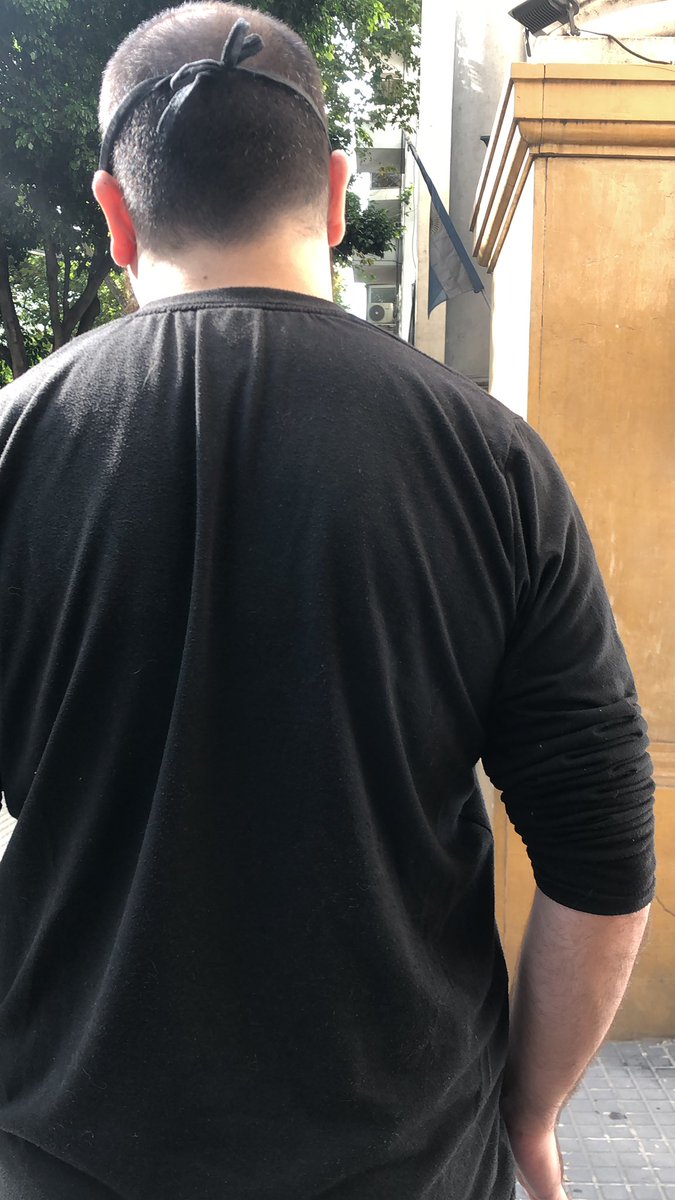 franarnoni's tweet photo. Nn: che estas en la fila del banco?
…..
….
Yo: no no todos los jueves le vengo a ver la espalda a este tipo y juato es la puerta de un provincia, pura casualidad https://t.co/2WQZDmIZGb