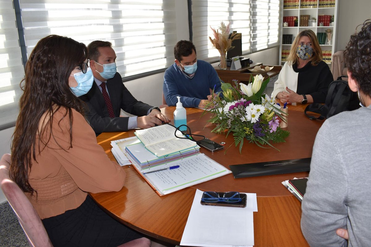 ElFarodeMelilla's tweet photo. La Delegación del Gobierno ha acogido una reunión con representantes de transportes Transeron y del Centro Comercial Murias para canalizar un primer envío de ropas de abrigo, material de higiene, conservas de alimentos y material de cura para los refugiados de Ucrania. #Melilla https://t.co/2IPVlCnV0d