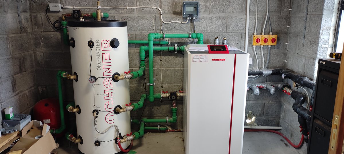 EuGeofit's tweet photo. 📣 The second GEOFIT pilot is up and running! The Aran Islands demonstration plant has been fully commissioned by Eurotech heating this week. The house has been fitted with an Oschner #Geothermal #Heatpump, completed with a Uponor Minitec underfloor #heating system. https://t.co/V7siMYIgJA