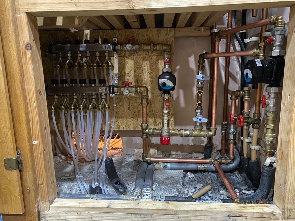 EuGeofit's tweet photo. 📣 The second GEOFIT pilot is up and running! The Aran Islands demonstration plant has been fully commissioned by Eurotech heating this week. The house has been fitted with an Oschner #Geothermal #Heatpump, completed with a Uponor Minitec underfloor #heating system. https://t.co/V7siMYIgJA
