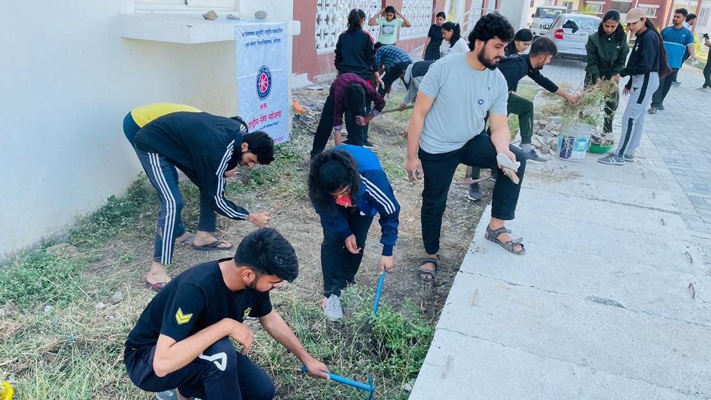 Shalinishekha15's tweet image. LABOUR DONATION AT NSS CAMP 2022!

&quot;Alone we can do so little, together we can do so much&quot;
We the volunteers of NSS donating labour:cleaning garden,plucking,weeds,collecting garbage and making difference.Under the guidance of @PraveenPrati
@gajendraawasya #nssmcu #nss #nsscampday