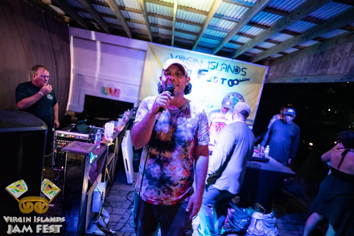 moestradamu5's tweet photo. Still wrapping my mind and heart around all of the @viJamFest feels! More official wrap-up words on the way!

#MoesterOfCeremoenies #viJamFest #viJamFam #moestradamu5 #L1ghtbrush #Chali2na #Jurassic5 https://t.co/WtJJOrLR5N
