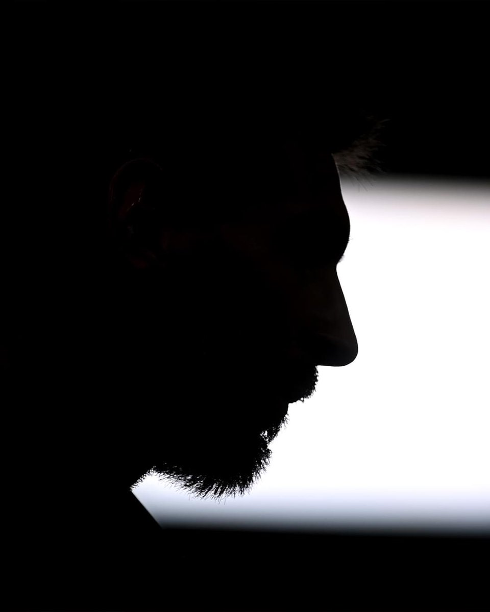 433's tweet photo. Guess who 🤔 https://t.co/o1zME5F555