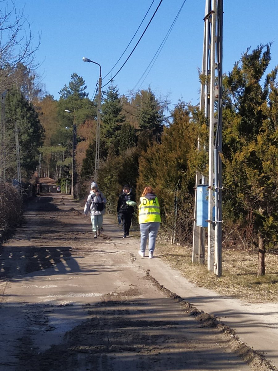 DYACantabria's tweet photo. Estamos en los alrededores de Varsovia recogiendo a los primeros refugiados que vendrán con nosotros hacia España, Alicia,voluntaria de nacionalidad Ucraniana y residente en #CastroUrdiales nos acompaña en el convoy y les recibe;”El encuentro es una alegría dentro de la tragedia” https://t.co/izB0Lp4a2R