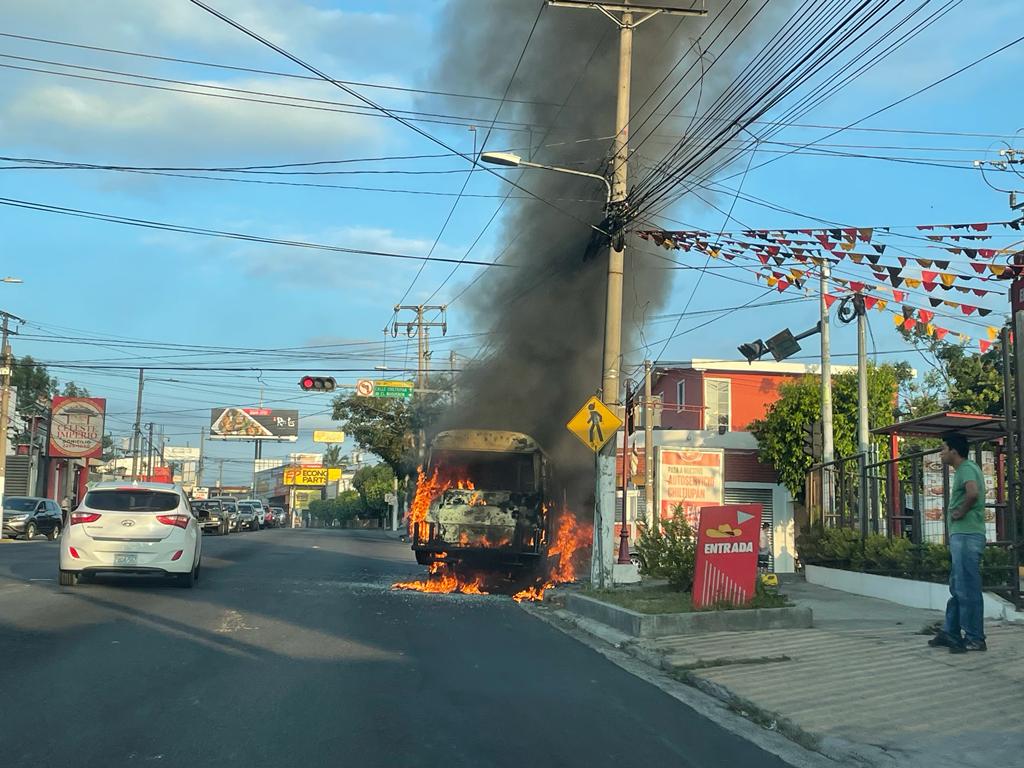 PulsoCiudadanos's tweet photo. #TráficoSV | Reportan microbús en llamas sobre la Calle Chiltiupan, Ciudad Merliot.

⚠️Precaución si transita por la zona🛣️

Foto: Cortesía. https://t.co/fs0MgCZgiW