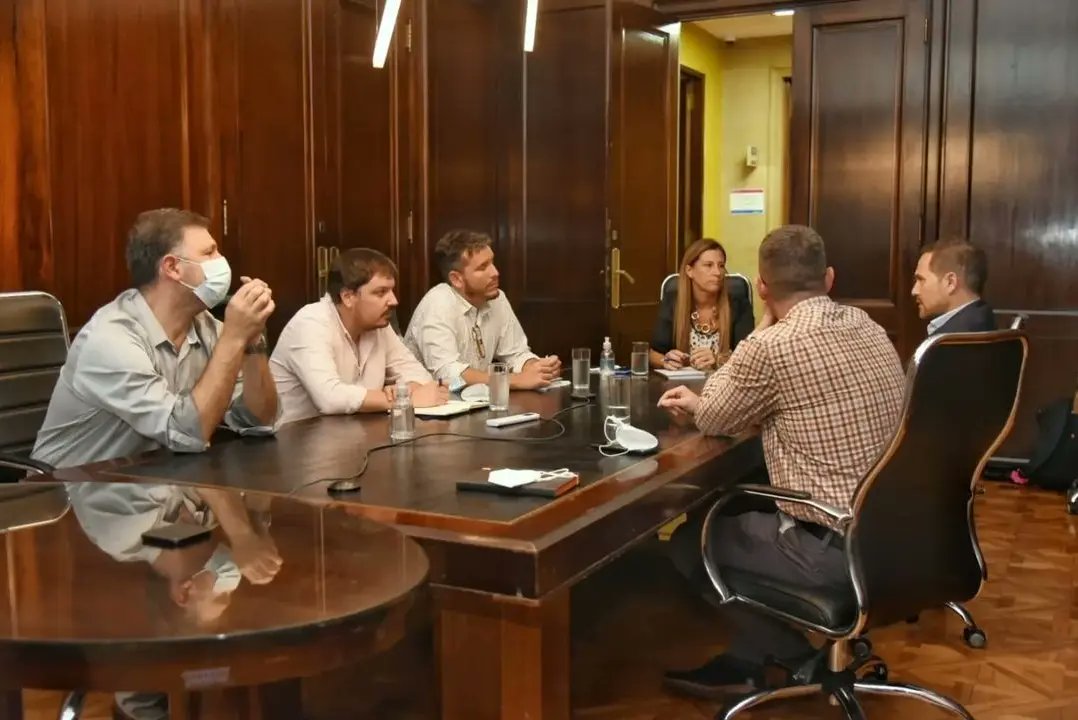 DecanoRosso's tweet photo. Con @martinrgill y @ngcena, participamos de una reunión junto a la Sub Secretaria de Economía del Conocimiento @ApolitoMaria y al equipo del Ministerio @produccion_arg. https://t.co/adn9NaQRGJ
