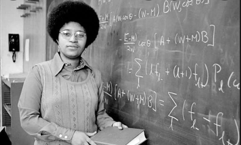 TRADERVERSEio's tweet photo. Dr Shirley Ann Jackson is an American physicist. Her research from the 1970s is responsible for caller ID and call waiting.Her breakthrough in telecommunications has also enabled the invention of the portable fax, fibre optic cables and solar cells. #InternationalWomensMonth https://t.co/8pQN15iSqS