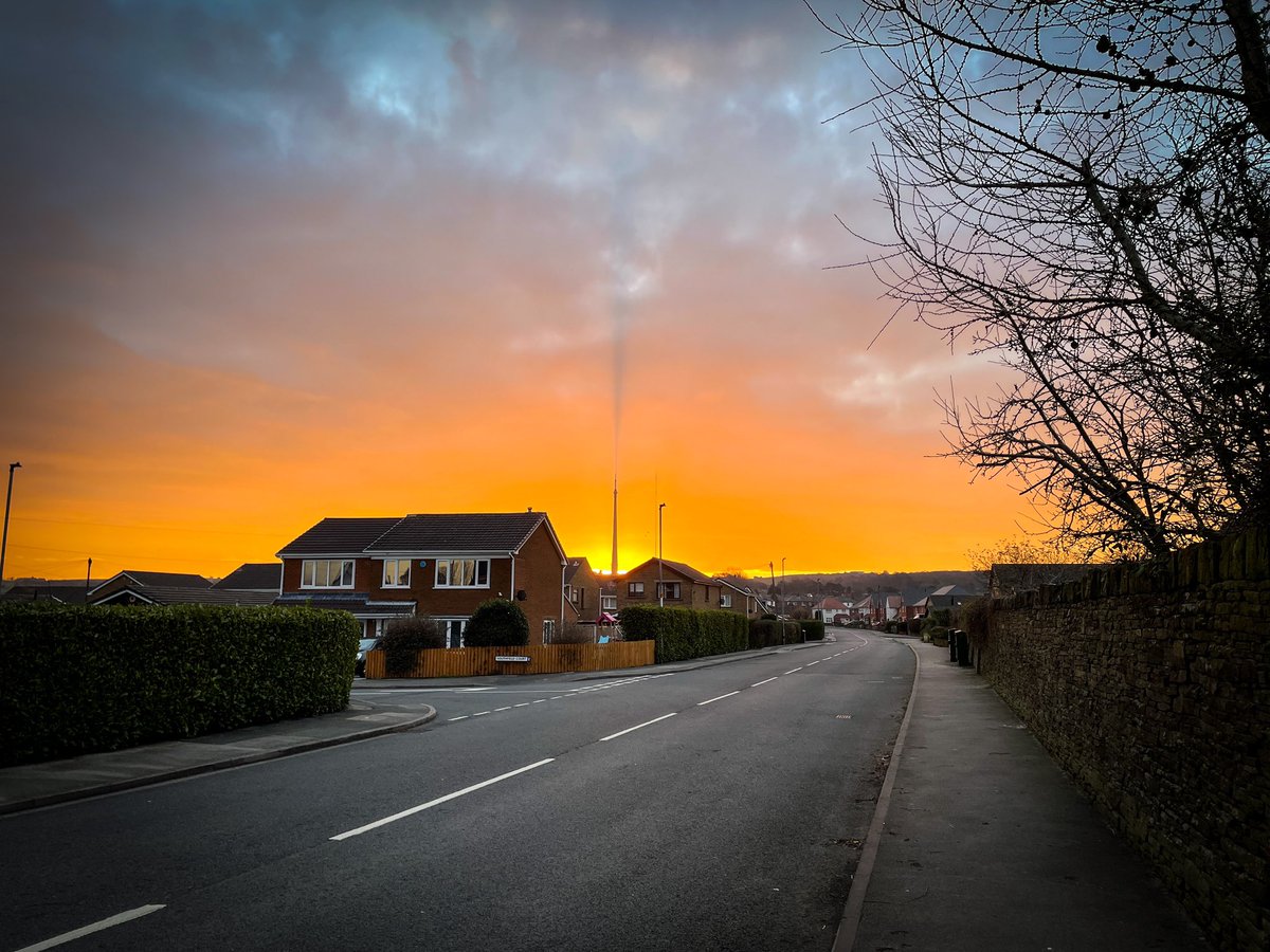 Looked like information was being beamed back to the mothership this morning <a href="/EmleyMoorMast/">Emley Moor Mast</a> 🤔
@JonMitchellITV #Huddersfield #sunrise