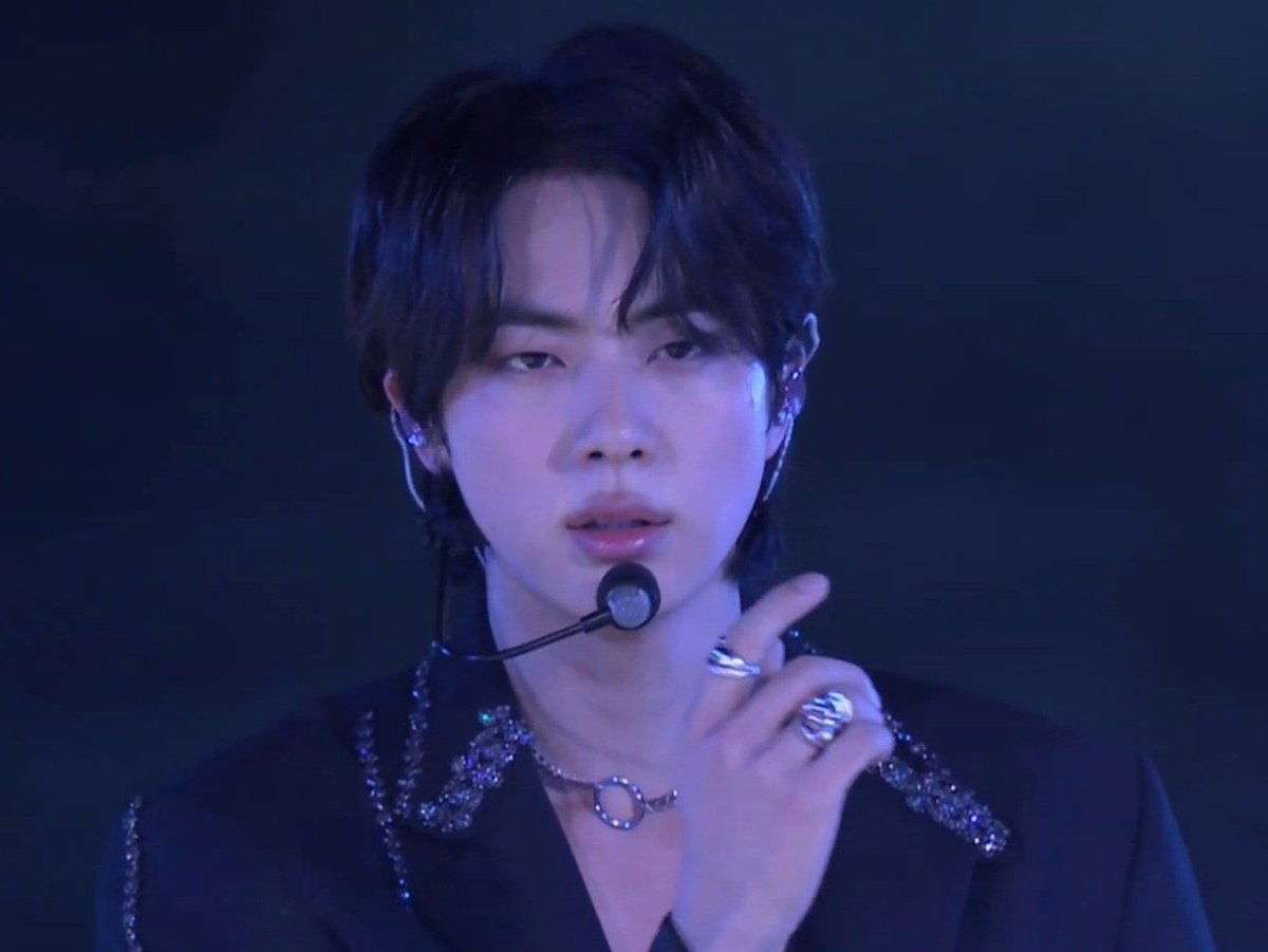 jingallery's tweet photo. kim seokjin is THE visual https://t.co/Y228qMMZDu