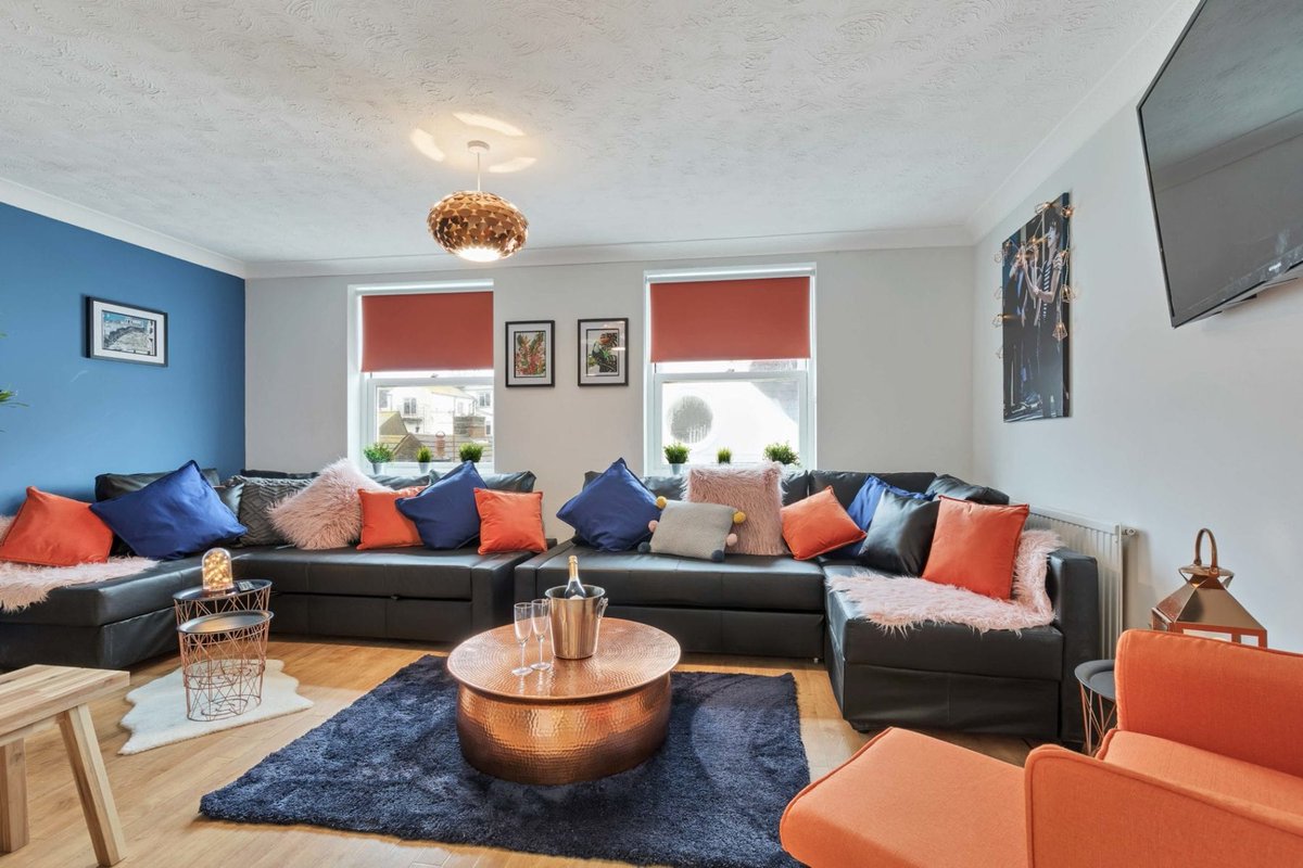 Seabright Townhouse provides serviced corporate/professional housing in the Kemptown area of Brighton, 28 miles from London Gatwick Airport &amp; 1 mile from the nearest train station, 2 minutes from Brighton Beach midweekbreaks.co.uk/properties/sea… #midweekbreaks #seabrighttownhouse #brighton