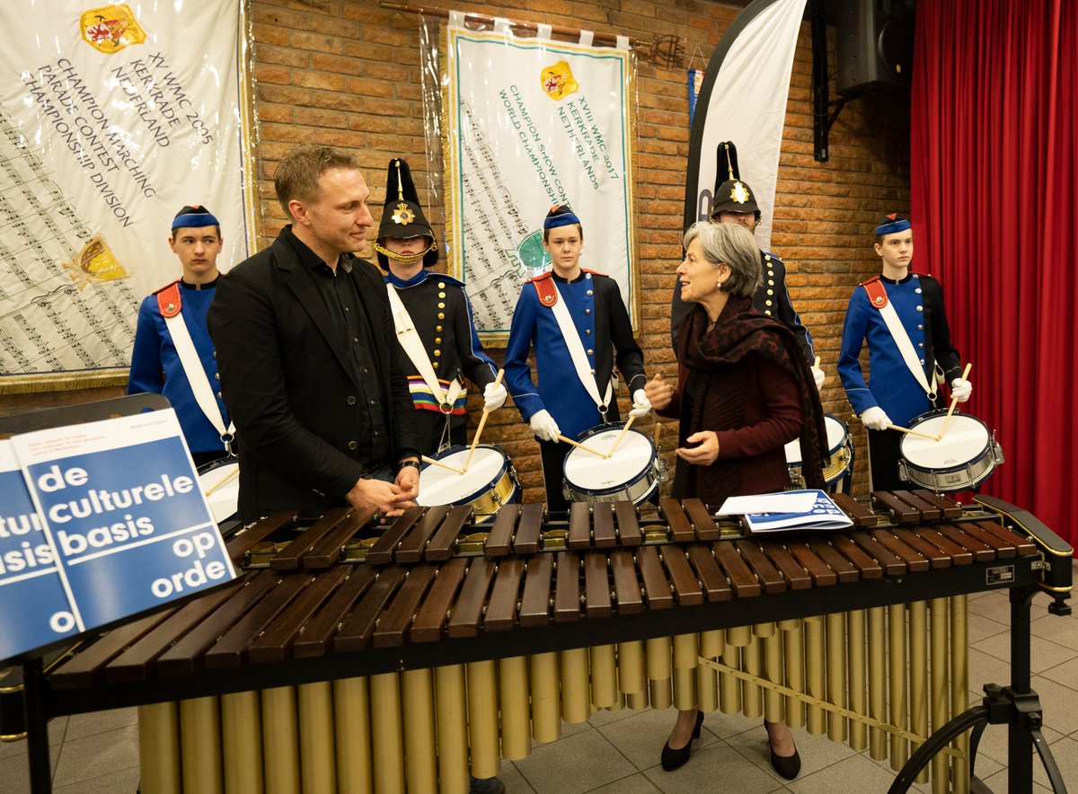 RaadvoorCultuur's tweet photo. Om het belang van #cultuur en #media binnen elke #gemeente te benadrukken, heeft voorzitter Kristel Baele vandaag onze hartenkreet 'De Culturele Basis op Orde' aangeboden aan wethouder Hein Kuiken van @Gemeente_Lwd. Lees meer: https://t.co/oIL5iyOGUr https://t.co/DJFF2MVQsI