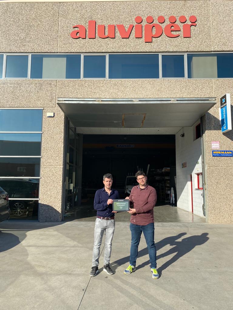 GriesserIB's tweet photo. 📸 Hoy también hemos hecho entrega de la placa #OficialPartner conmemorando el 140 Aniversario de #Griesser a David Castellano de #Aluviper. Gracias a Marc Álvarez Safra por entregar la placa haciendo oficial el compromiso entre ambas empresas.

#Griesser #InspiredByTheSun https://t.co/kCPgSftQtK