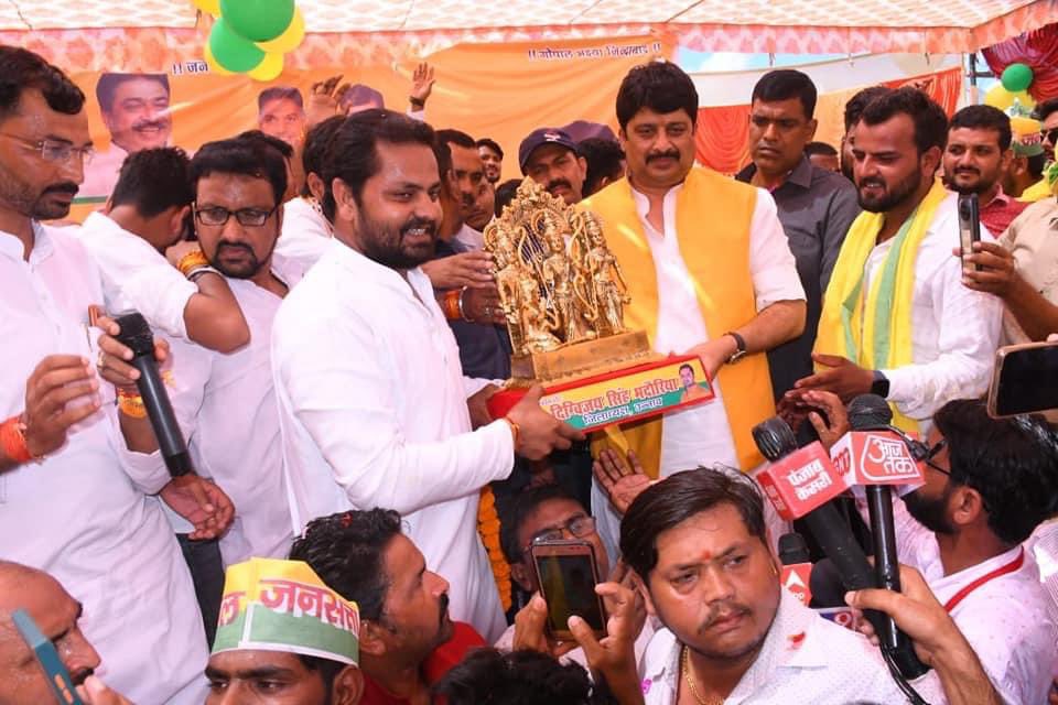 Digvijay8444's tweet photo. पुनः जीत की अनंत शुभकामनाएँ श्रीमंत सरकार मा. रघुराज प्रताप सिंह (राजा भैया) जी व मा. विनोद सरोज जी।
जय जनसत्ता जय रघुराज https://t.co/7XLjJKLGhv