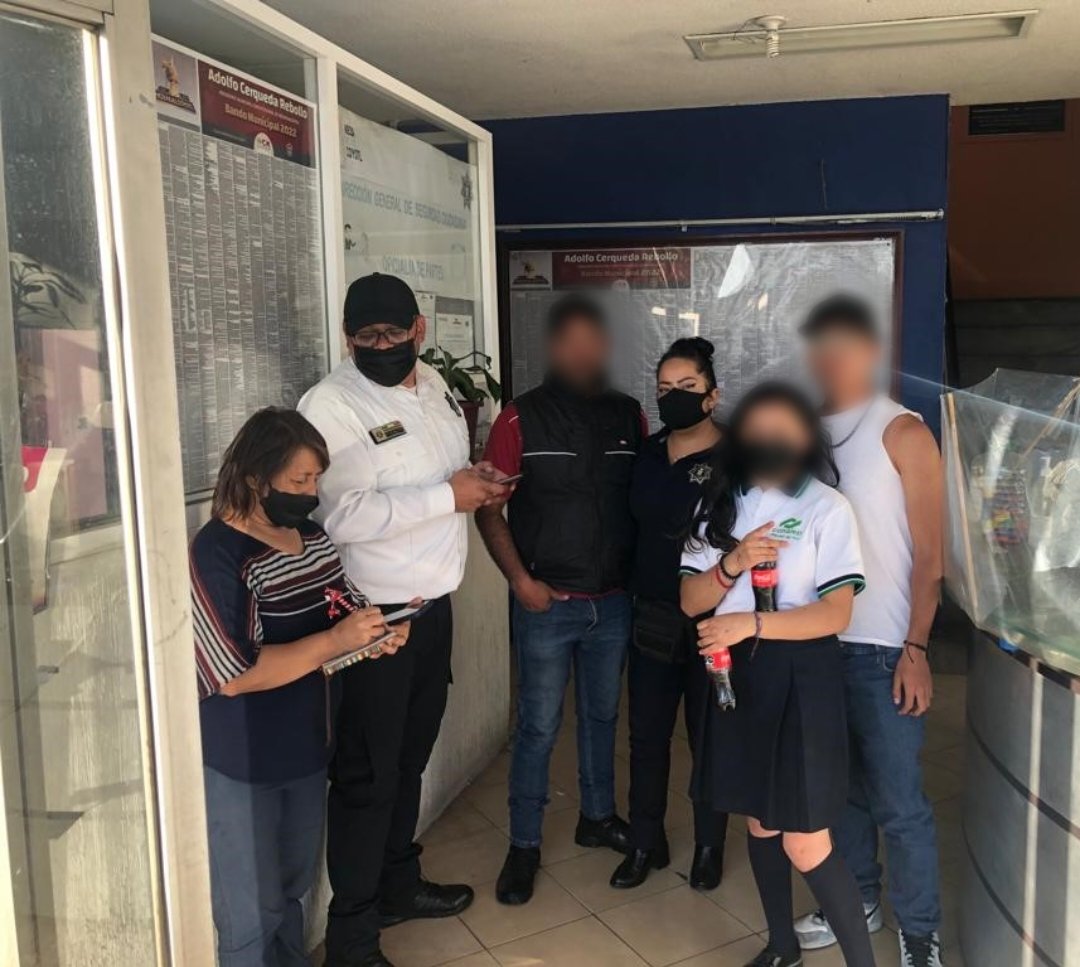 seguridadneza's tweet photo. 👮🏻♂️#ConHonor || El #BuenTrabajo se comparte.
Como el de nuestros elementos, que al realizar sus funciones en las inmediaciones de la #DGSC, localizaron un equipo telefónico e hicieron lo posible para localizar al propietario.
No cabe duda que #SomosMásLosBuenos https://t.co/mOpwiyCBDt