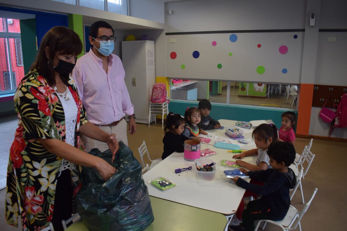 solisg79's tweet photo. Entregamos kits sanitarios para los alumnos del CPI hermana Natividad. Los mismos fueron confeccionados en la Dirección de Género y Diversidad de nuestro municipio https://t.co/UdX6sdVQbI