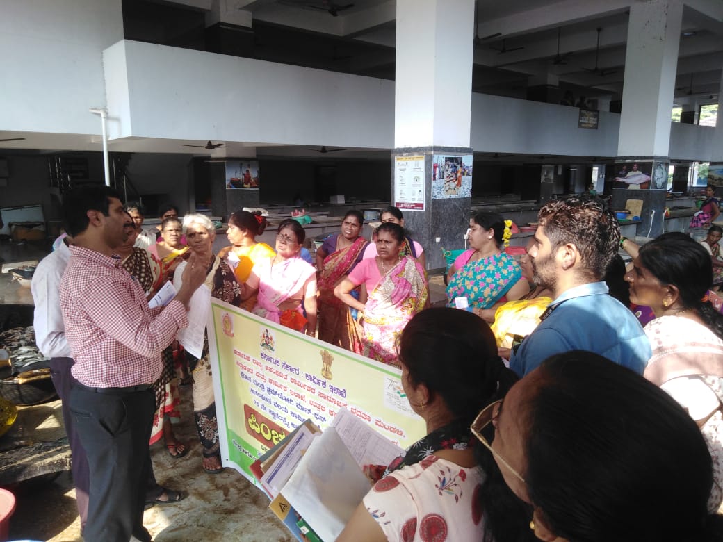 ksuwssb's tweet photo. ಉತ್ತರ ಕನ್ನಡ: ಇಂದು ಜಿಲ್ಲೆಯಲ್ಲಿ ಪಿಂಚಣಿ ಸಪ್ತಾಹ ಅಂಗವಾಗಿ PMSYM ಯೋಜನೆ ಕುರಿತು ಕಾರ್ಮಿಕರಲ್ಲಿ ಅರಿವು ಮೂಡಿಸಲಾಯಿತು.
"ಅಸಂಘಟಿತ ಕಾರ್ಮಿಕರಿಗೆ ಪಿಂಚಣಿ ಯೋಜನೆ"
ಹೆಚ್ಚಿನ ಮಾಹಿತಿಗಾಗಿ ಸಂಪರ್ಕಿಸಿ ಕಾರ್ಮಿಕ ಸಹಾಯವಾಣಿ 155214 ಅಥವಾ https://t.co/6PyvdZ2ddt
#PMSYM #Pensionweek #Unorganized https://t.co/aEjJzJ7C3w
