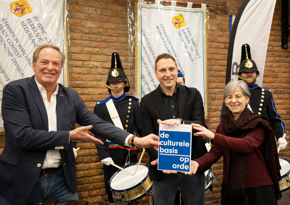 RaadvoorCultuur's tweet photo. Om het belang van #cultuur en #media binnen elke #gemeente te benadrukken, heeft voorzitter Kristel Baele vandaag onze hartenkreet 'De Culturele Basis op Orde' aangeboden aan wethouder Hein Kuiken van @Gemeente_Lwd. Lees meer: https://t.co/oIL5iyOGUr https://t.co/DJFF2MVQsI